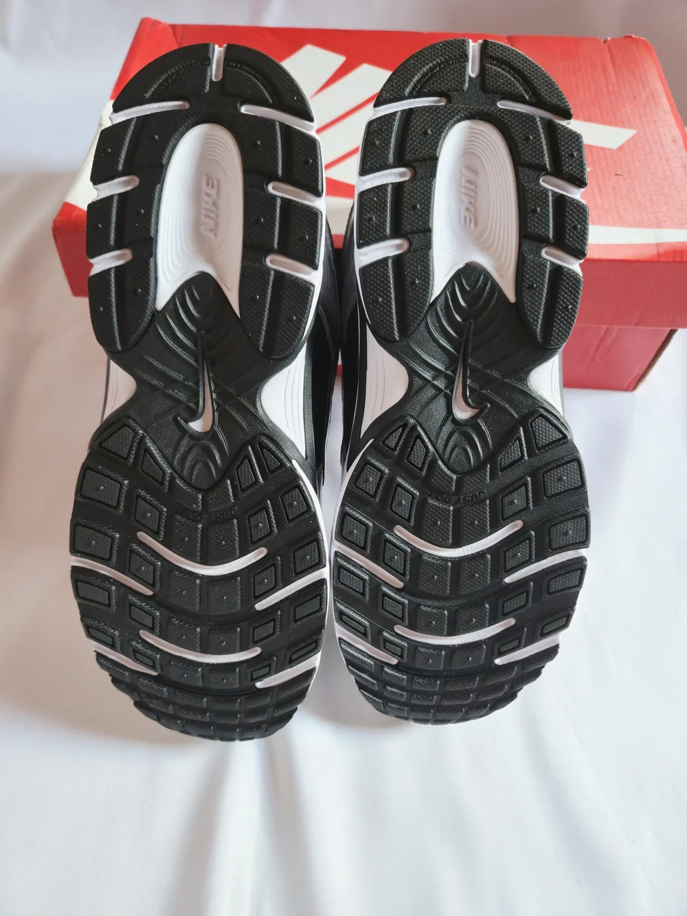 Nike Kids Black, Silver & White Trainers